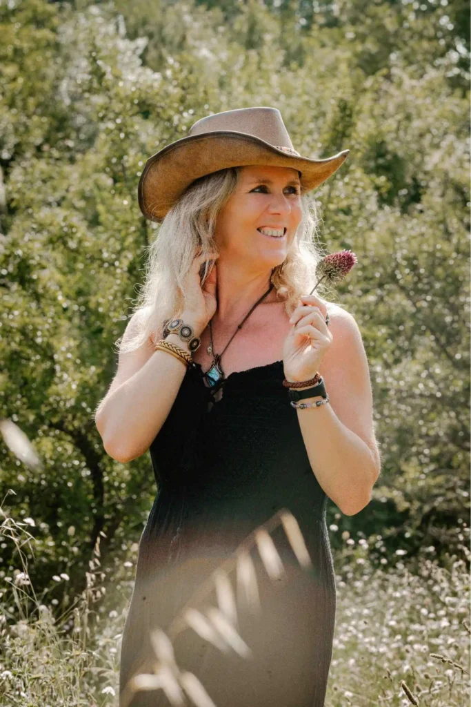 Cypriane Guyot dans un champ avec un chapeau de cowboy