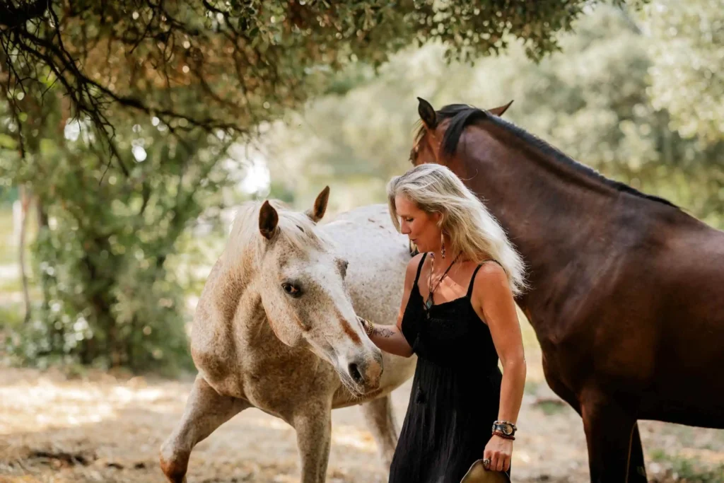 Cypriane Guyot entourée de chevaux