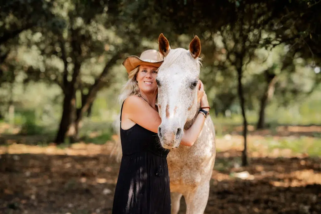 Cypriane Guyot enlaçant son cheval